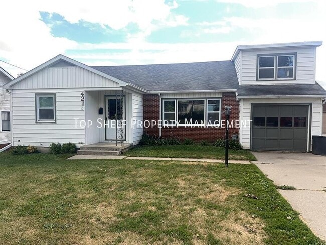 Primary Photo - 421 S 8th Ave E