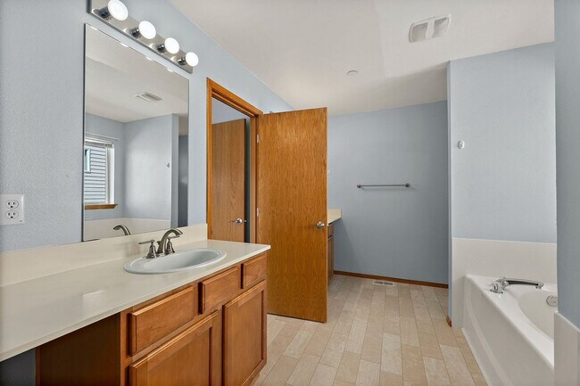 Building Photo - Spacious 4-Bed Home in DuPont | Huge Loft & 5 Mins to JBLM!
