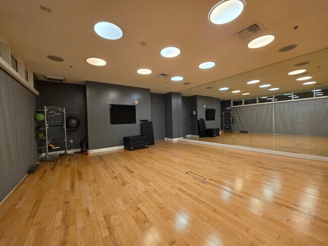 Building Photo - Fantastice High Rise with Full City Views!