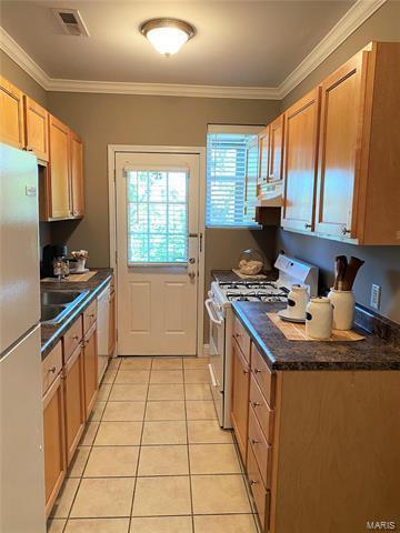 Kitchen - 7333 Amherst Ave