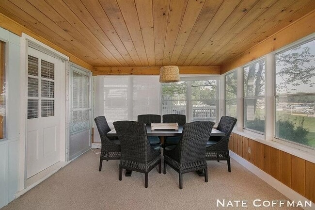 Building Photo - Lakefront 4 bed 2 bath home