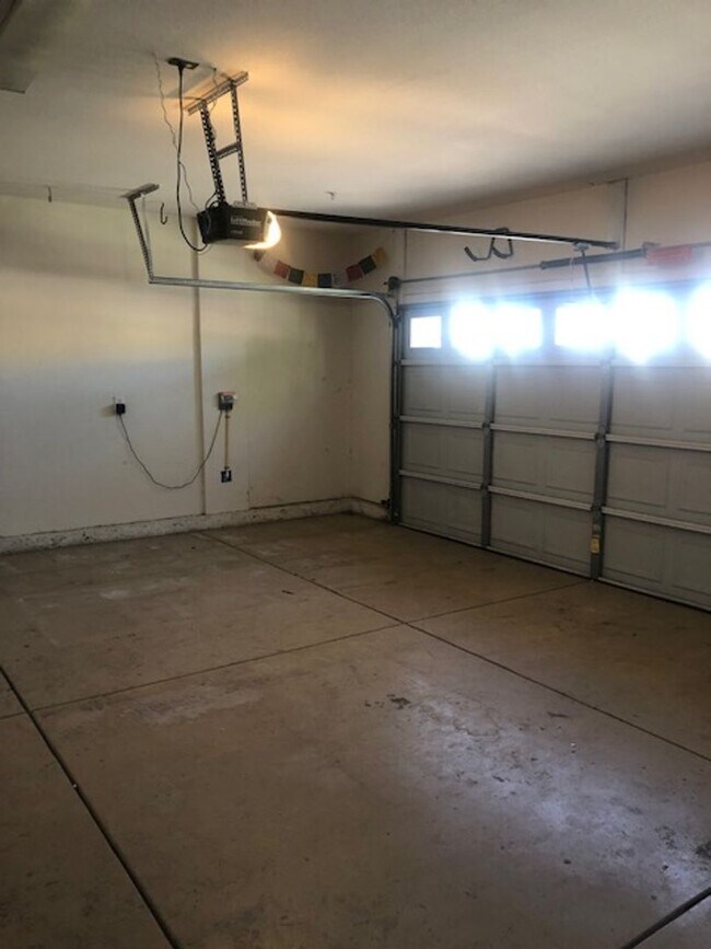 Building Photo - Beautiful Manteca Home in Quiet Neighborhood