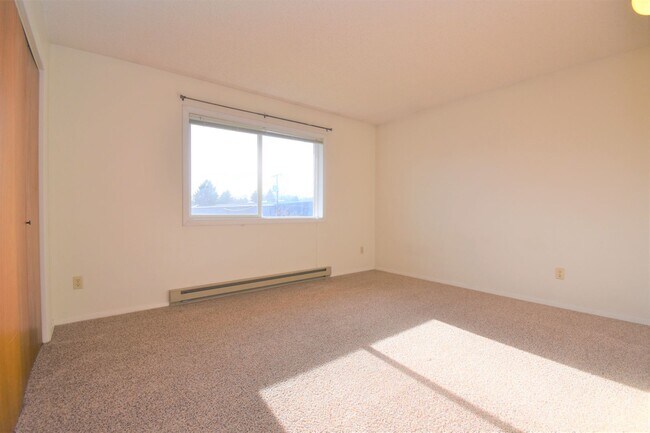Building Photo - Top Floor Large 2 bedroom 1 bathroom apart...