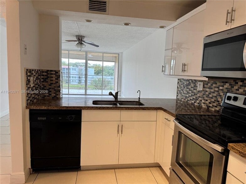 Building Photo - 1831 Sabal Palm Dr