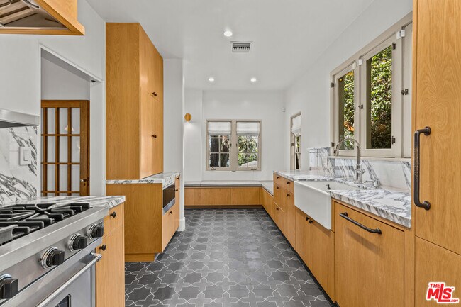 Building Photo - 6484 Ivarene Ave