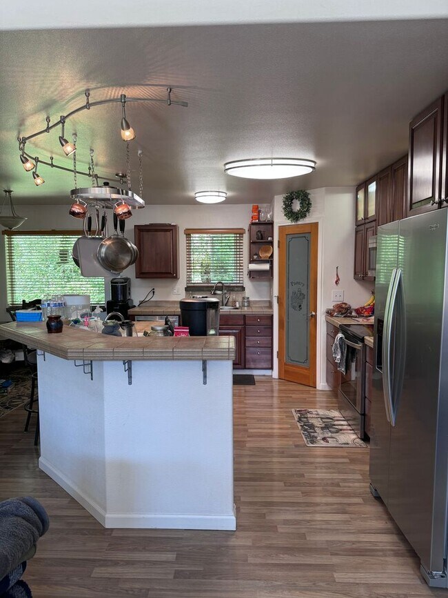 Building Photo - Beautiful 3 Bedroom, 2 bath, 2 Car Garage home off Chena Hills/Chena Ridge