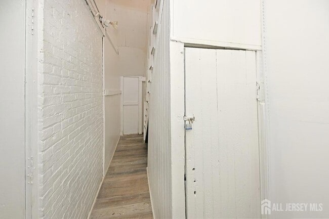 Building Photo - 652 Penn St