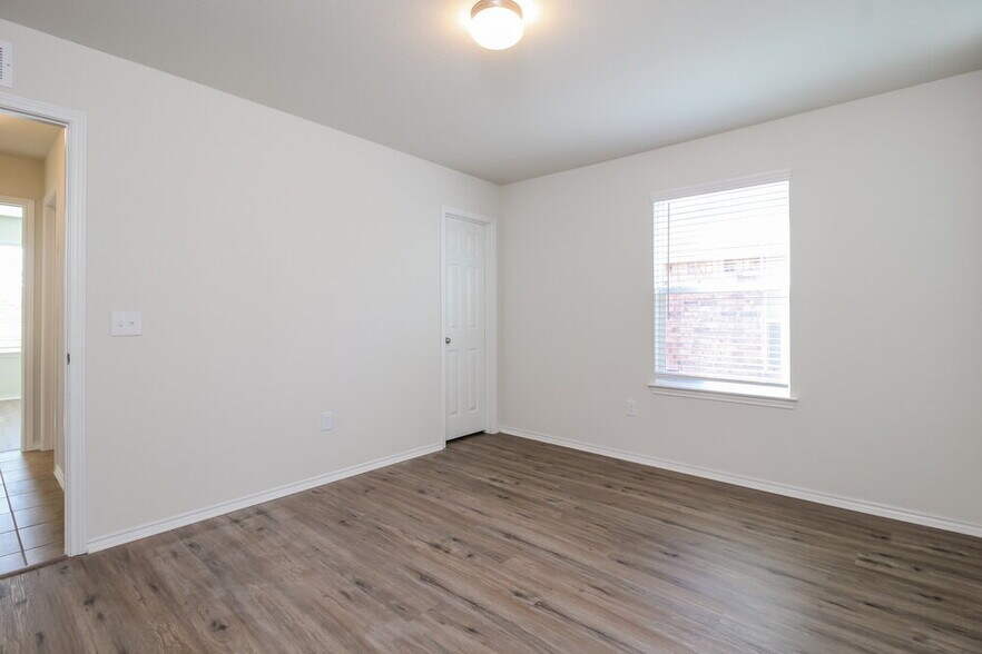 Building Photo - 1449 Vernon Dr