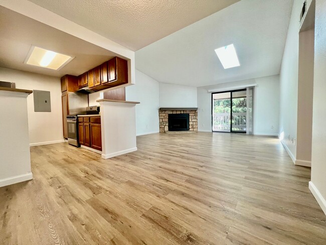 Building Photo - Fantastic 3-bedroom, 2-bathroom condo in desirable community