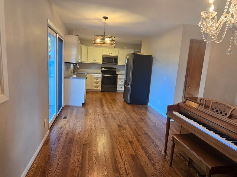 Building Photo - 711 Church St