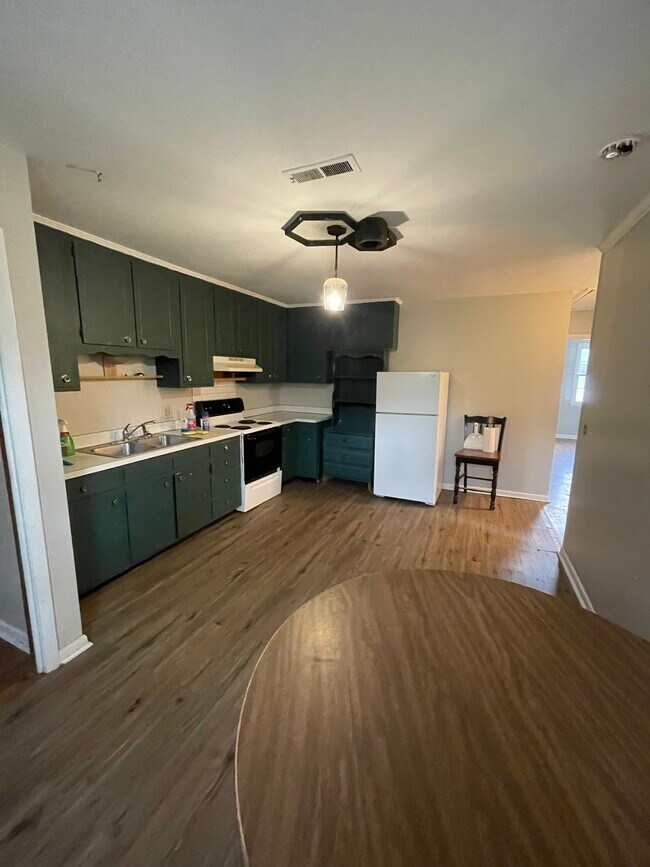 Building Photo - 637 Huntington Ridge Dr