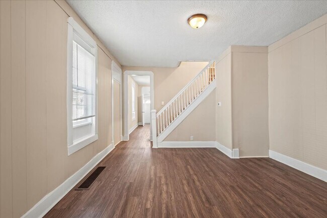 Building Photo - 119-119 N Grant Ave