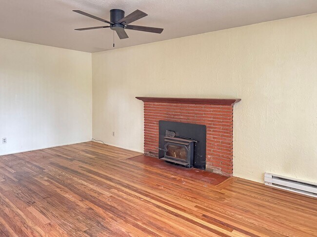 Building Photo - Perfectly Located 3 Bedroom Home