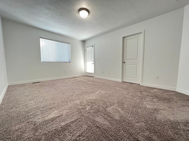 Building Photo - 3 Bedroom/2 Bathroom Townhome In Bluffdale