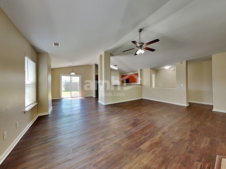 Building Photo - 117 Lakepointe Dr