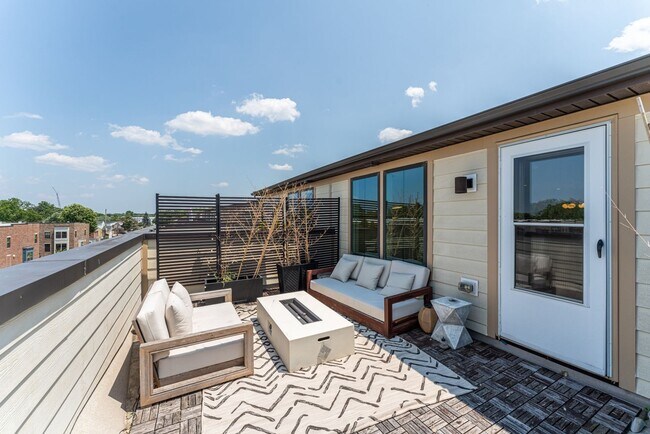 Building Photo - Welcome to your dream townhome - Spacious ...