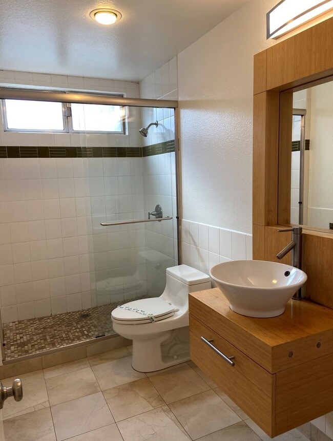 Building Photo - 2 Bed, 1 Bath Townhouse with attached 2 car garage ready to move in soon!!