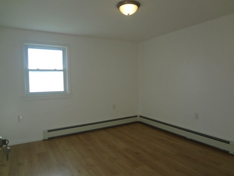 Building Photo - 539 Back St