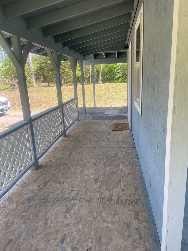 Building Photo - Cute Ranch style 3 bedroom home on an acre!