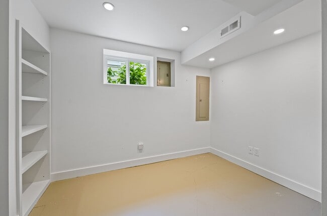 Building Photo - Immaculate Tudor