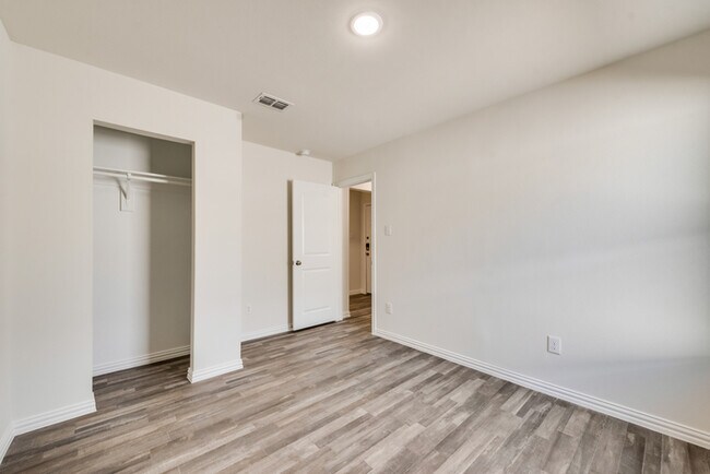 Building Photo - 1517 Sheri Ln S