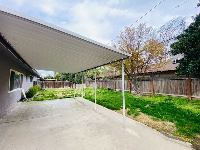 Building Photo - $2,100 Cedar & Bullard, 3 Bedroom Home - N...