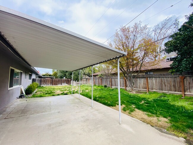 Building Photo - $2,100 Charming 3 Bedroom Home With 2 Livi...