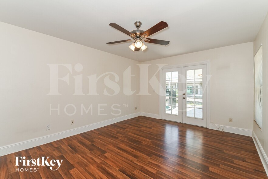 Building Photo - 2429 Mae Ave S