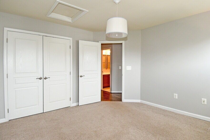 Building Photo - 2602 S Kenmore Ct