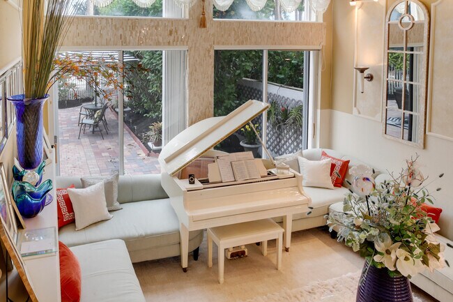 Building Photo - 2070 Chagall Cir