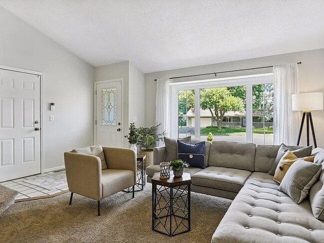 Building Photo - Gorgeous 4 Bedroom in Desirable Mahtomedi ...