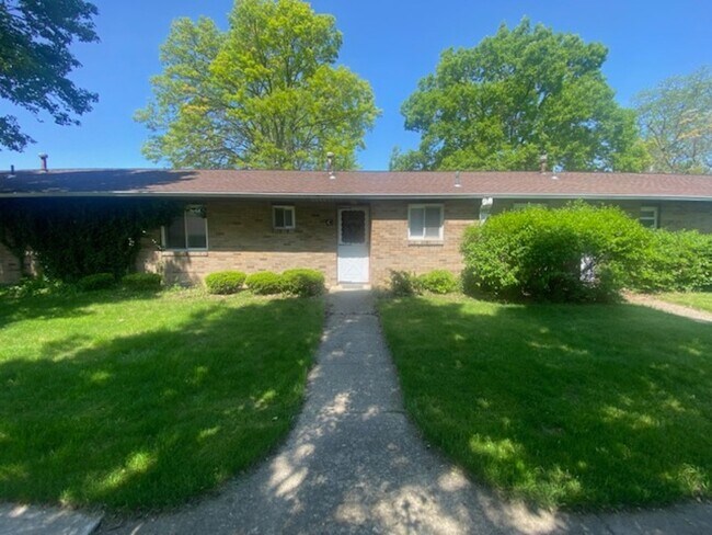 Building Photo - 2324 Woodbrook Cir N