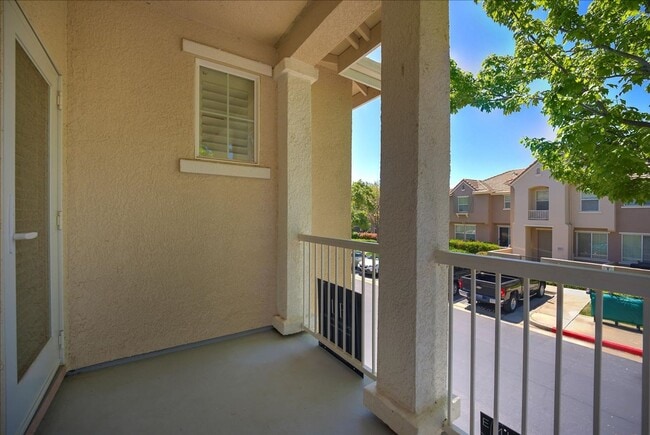 Building Photo - Upgraded 2BD/2BA Condo Near Empire Ranch G...
