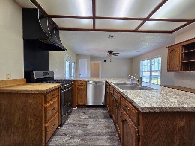 Building Photo - 3 Bedroom 2 Bath home in Asher!