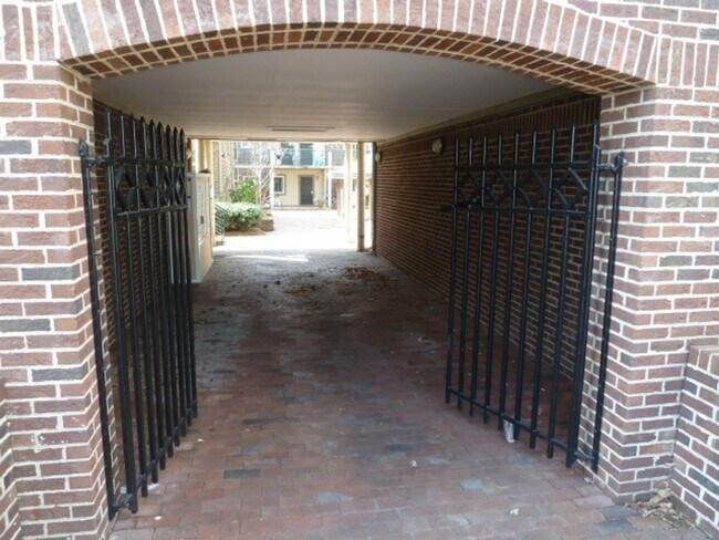 Building Photo - Updated 2br 2ba End Unit in Chancellor Squ...