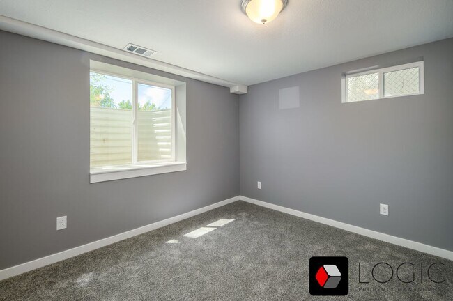 Building Photo - 4050 Porter Ave