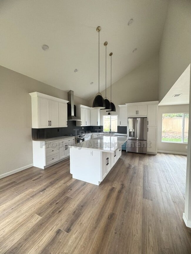 Building Photo - Fully Remodeled 3-Bedroom, 2.5 Bath Home i...