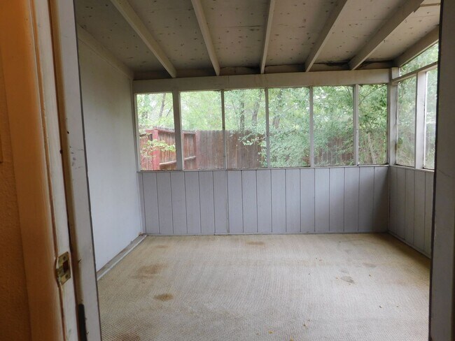 Building Photo - 402 Dressell Dr