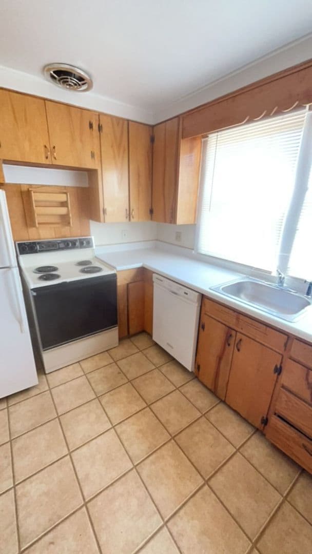 Building Photo - Farm House For Lease
