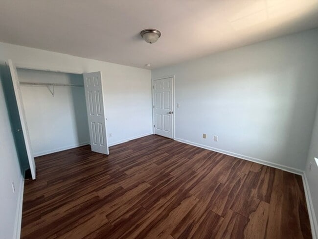 Building Photo - 3 Bedroom 2 Bathroom in a Tri-plex