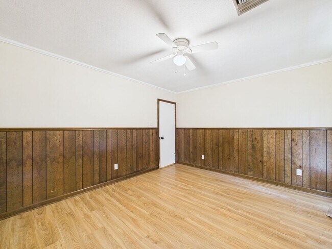 Building Photo - 4 Bedroom/3 Bathroom Home Available NOW!