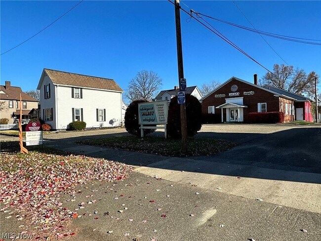 Building Photo - 322 E 4th St