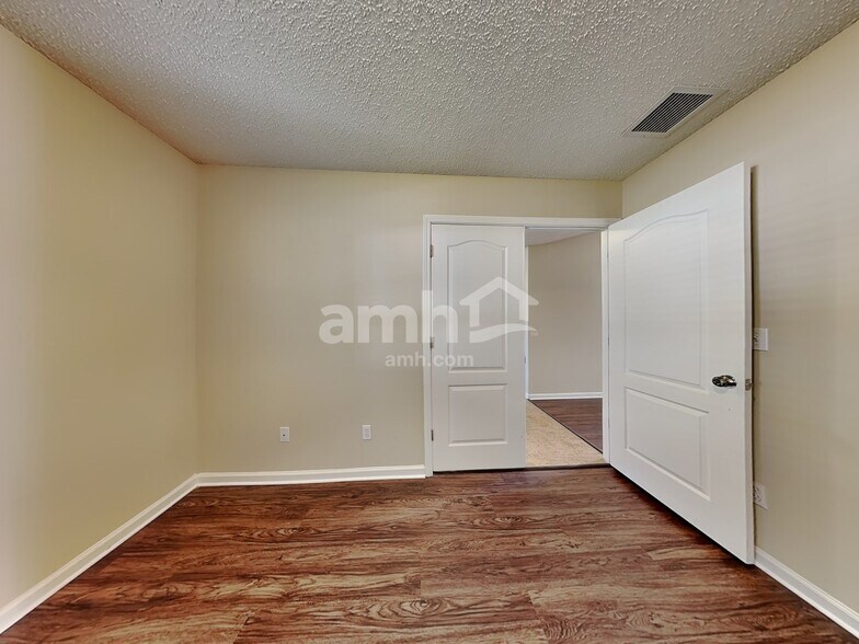 Building Photo - 14131 Crestwick Dr E