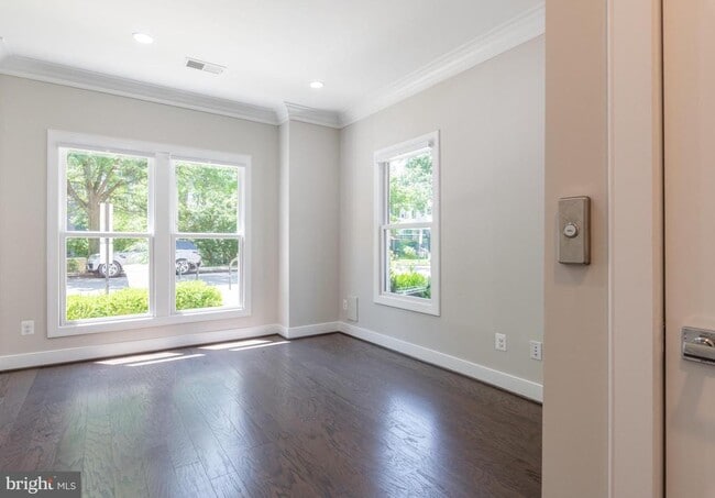 Building Photo - 1527 16th Rd N