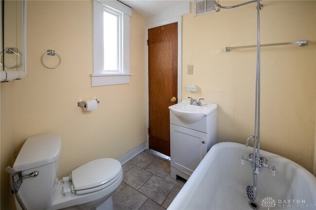 Building Photo - 243 Oak St