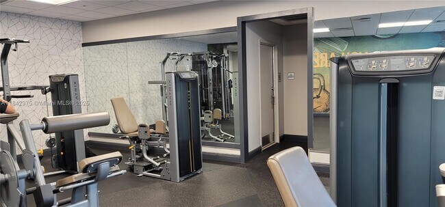 Building Photo - 1750 N Bayshore Dr