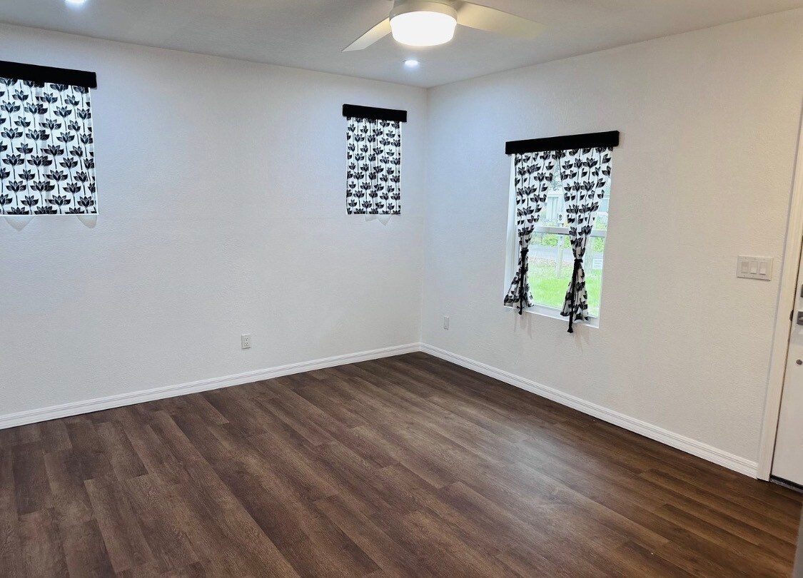 Building Photo - 329 NE 2nd St