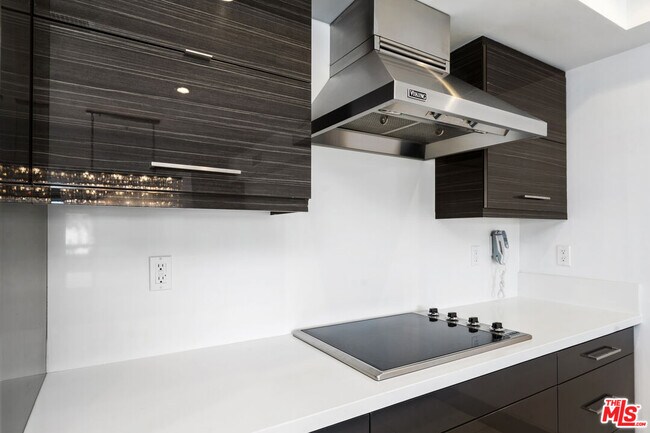 Building Photo - 10660 Wilshire Blvd