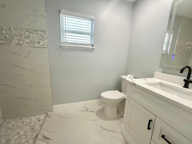 Building Photo - 3933 SW Kakopo St