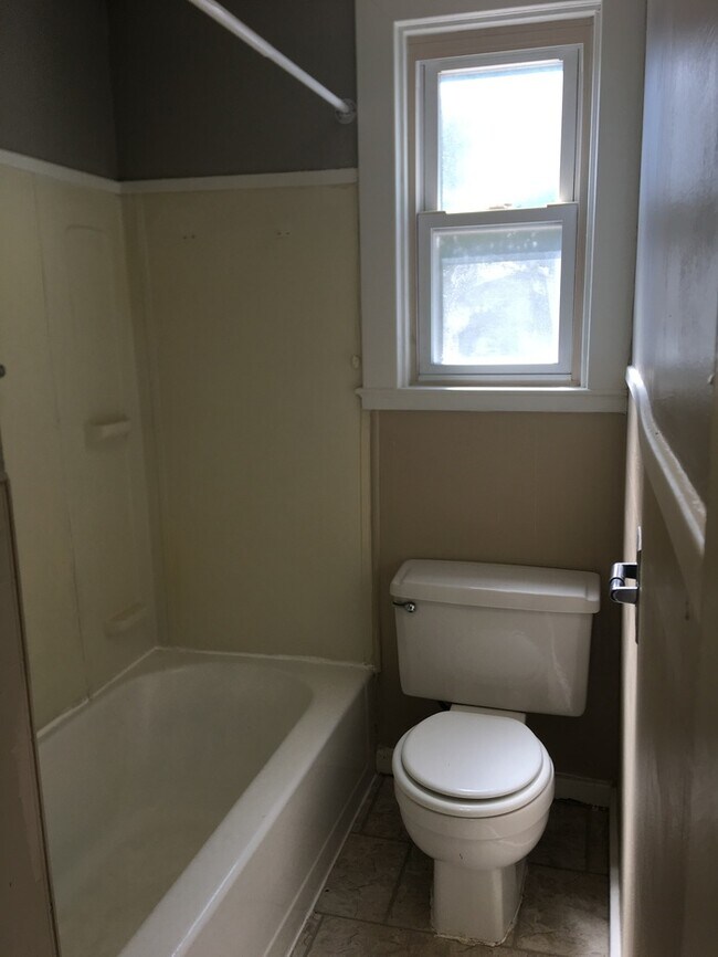 Building Photo - Gorgeous 5 bedroom 2 bath located on friendly neighborhood for rent!!!